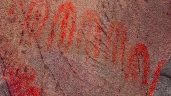 Pinturas esquemáticas  de tipo ancoriforme en la cueva de Coros, en Jimena. Fuente: EuropaSur / Simón Blanco