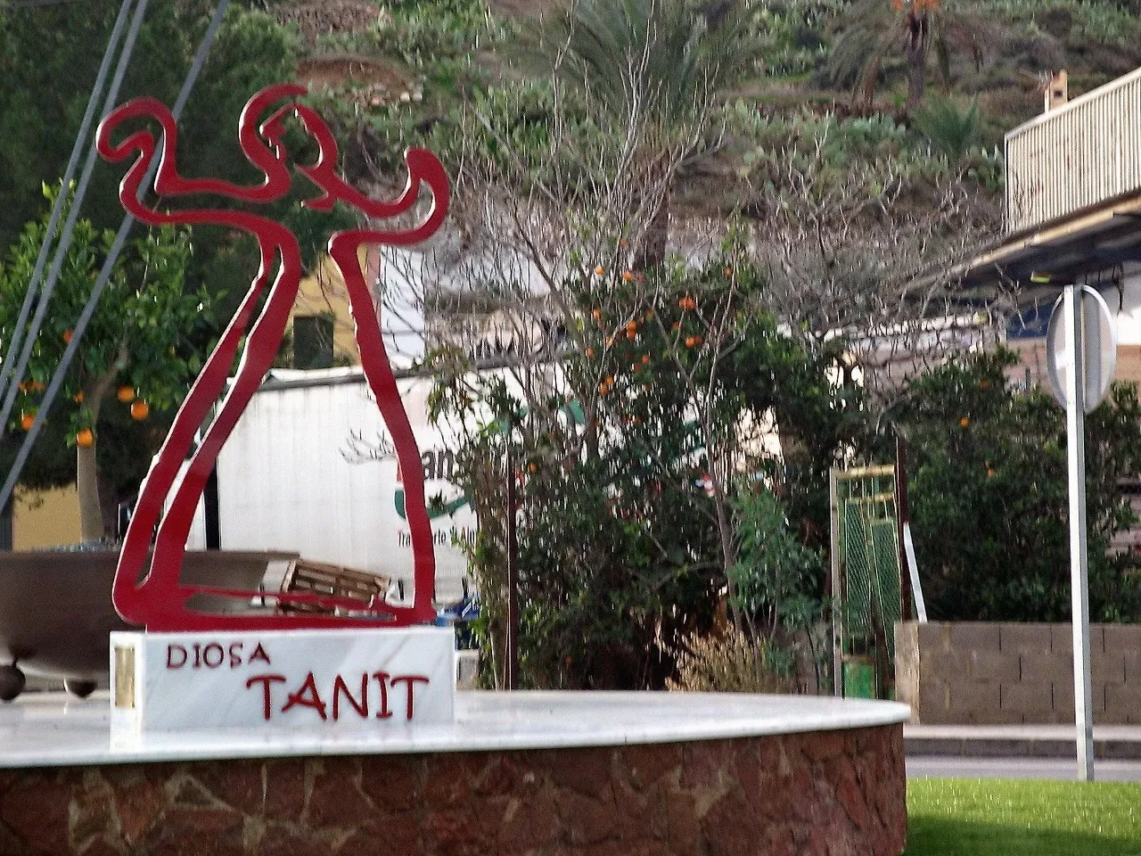 Monumento a la diosa fenicio-púnica Tanit en la rotonda de entrada de El Chuche. Fuente: Blog "España Bizarra"