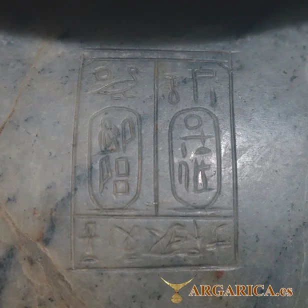 Detalle del vaso canopo - Sello del faraón Apofis I