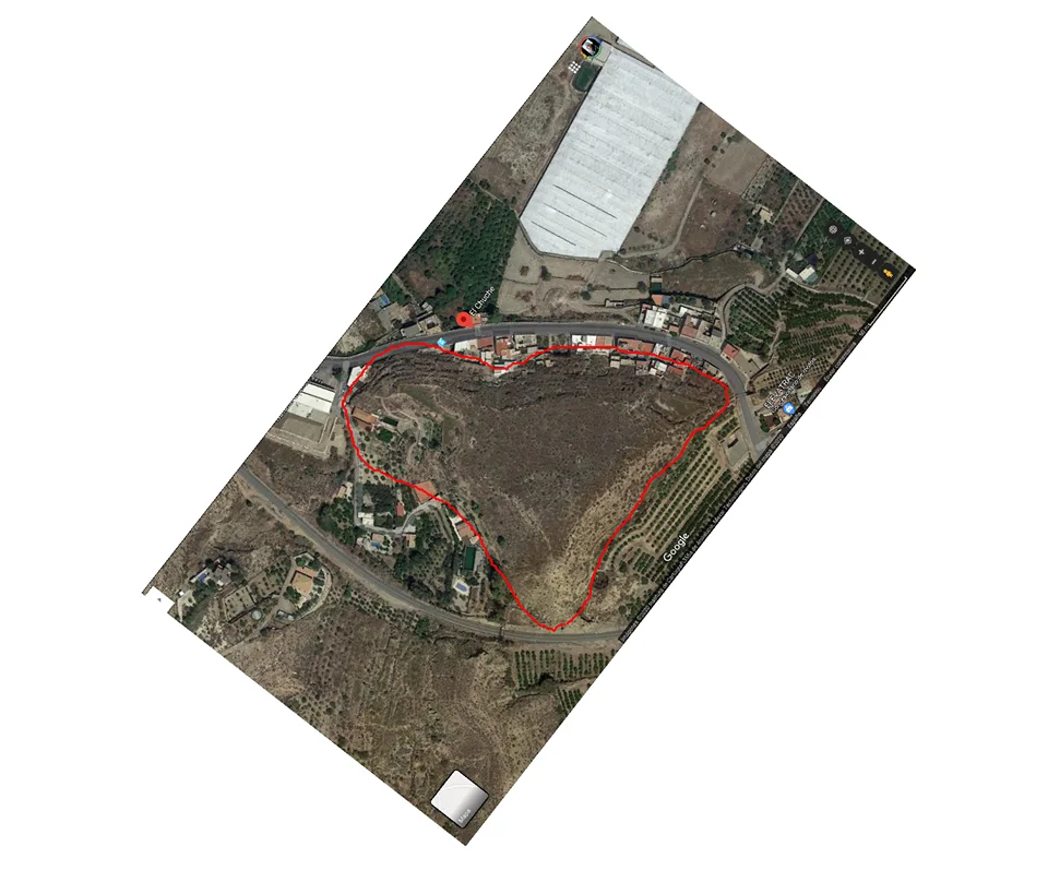 Foto satelital del Cerro del Paredón, junto a la barriada de El Chuche, donde se aprecia su forma acorazonada