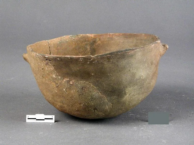 Cuenco calcolítico con dos pequeños mamelones en forma de asas. Museo de Almería