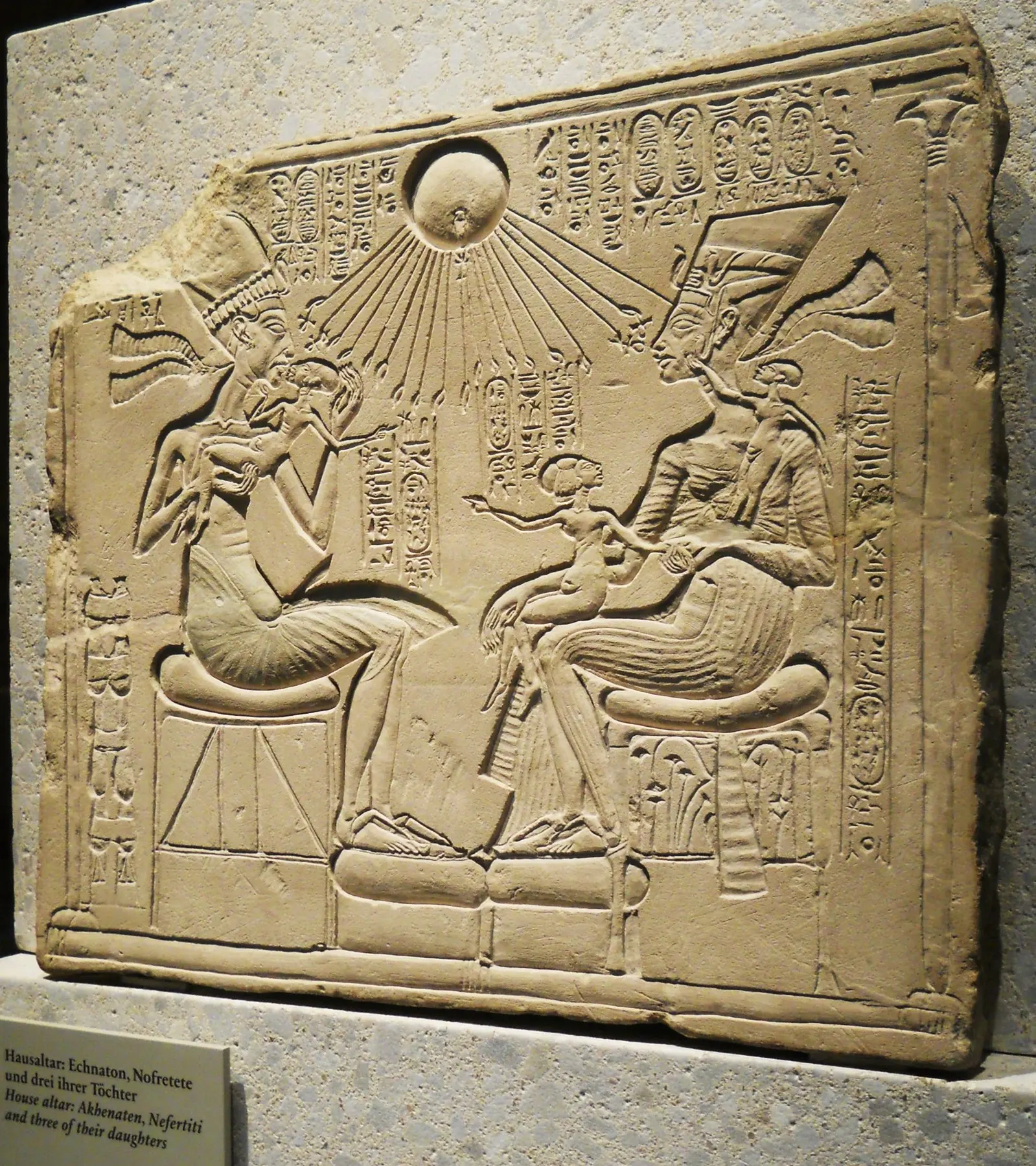 Estela en piedra caliza mostrando a Akenatón, Nefertiti y sus hijas, 1350 a. C. Arriba, el dios solar Atón
