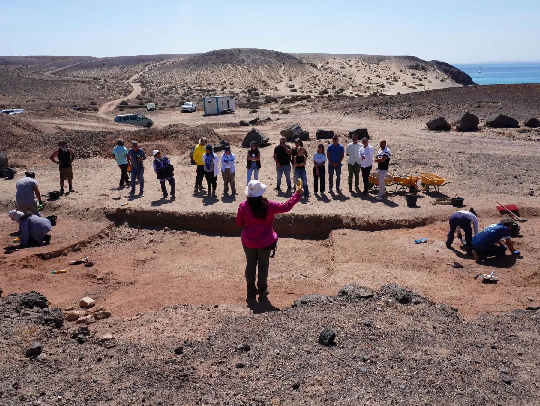 Personas junto a las excavaciones de San Marcial de Rubicón, en el paisaje costero de Papagayo.