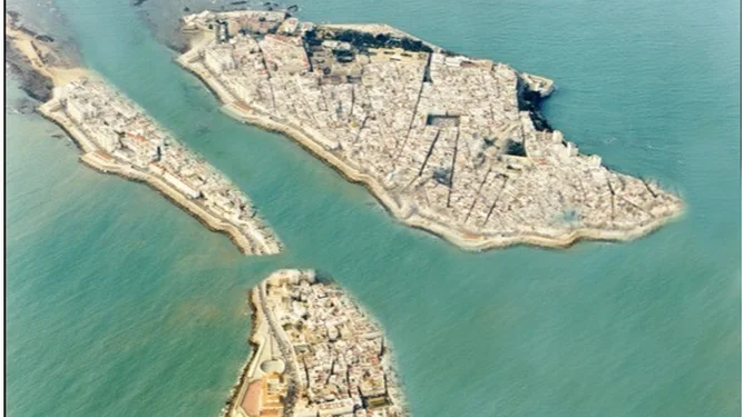 Vista de la tercera entrada o Canal de Puerto Chico, donde estaba el puerto, y que divide la isla de Kotinoussa en dos
