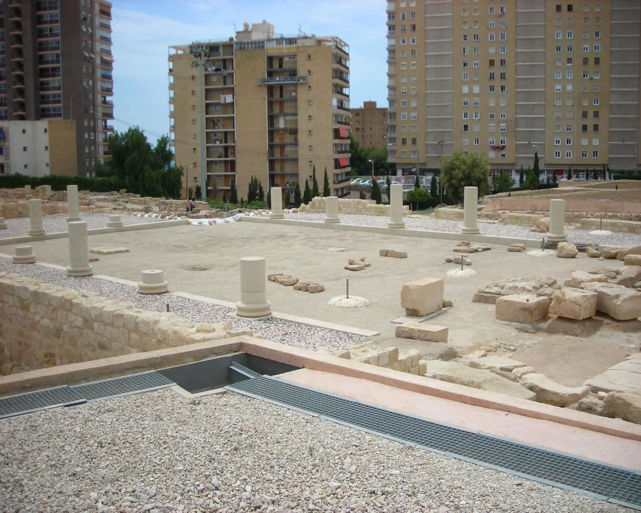 Restos del foro de Lucentum, con muros bajos y columnas conservadas.